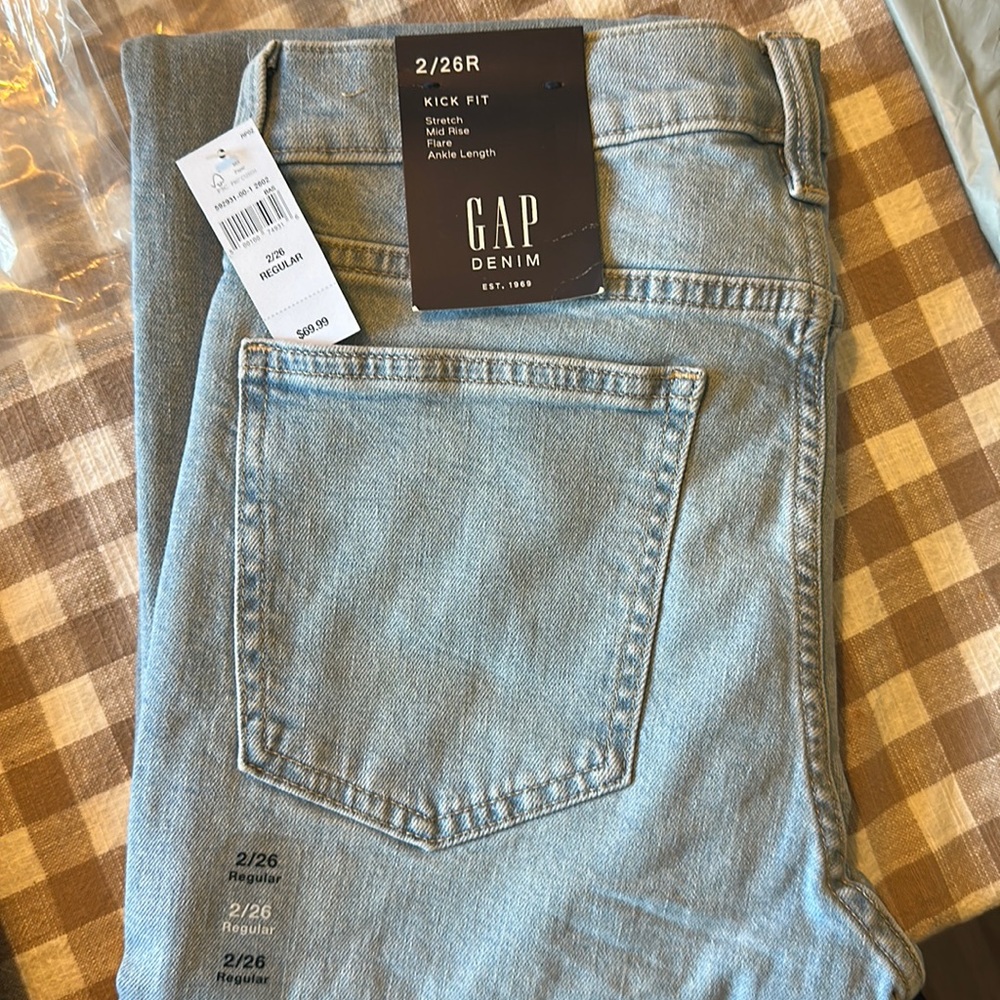 GAP Kick Fit Mid-Rise Ankle Length Light Jeans; Brand New w/ Tags + Never Worn